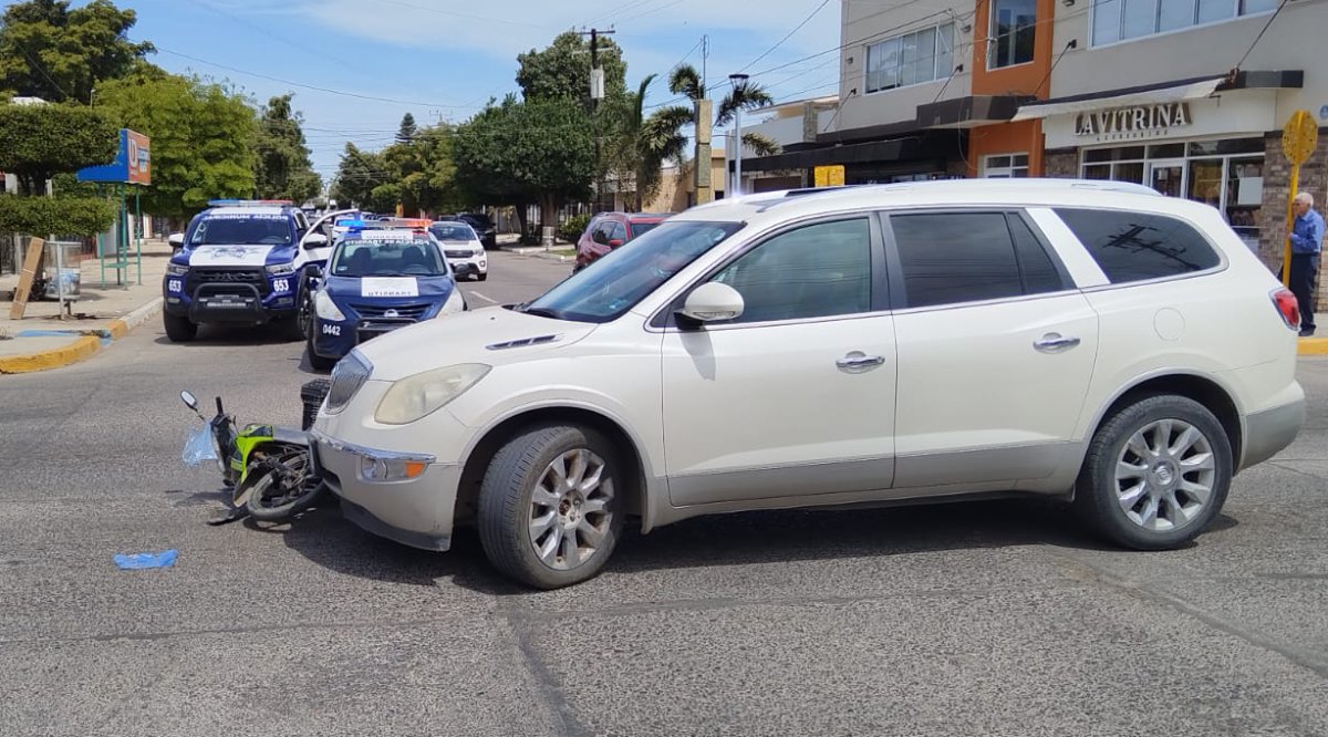 Conductora de camioneta se pasa alto y manda al hospital a un motociclista en Guasave