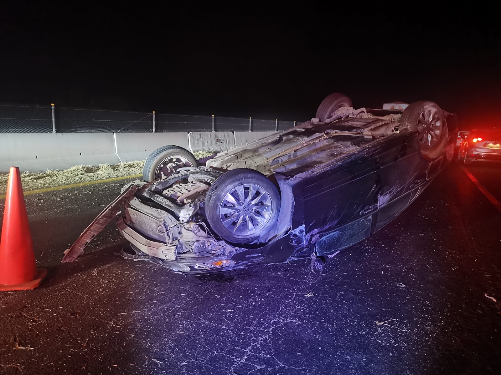 Conductora de un Honda pierde el control del volante y queda volcada sobre la México 15 en Ahome