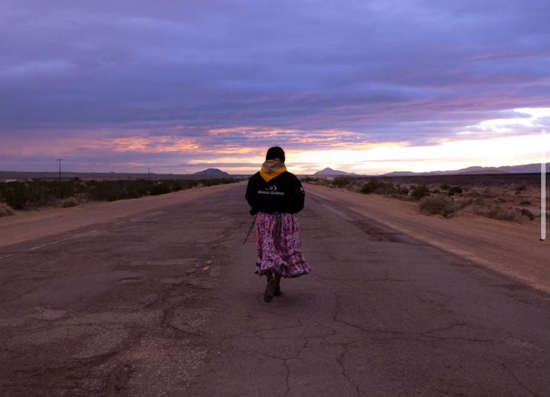 ¡Lo lograron! Mujeres Rarámuris corren desde Los Ángeles a Las Vegas con su vestimenta tradicional