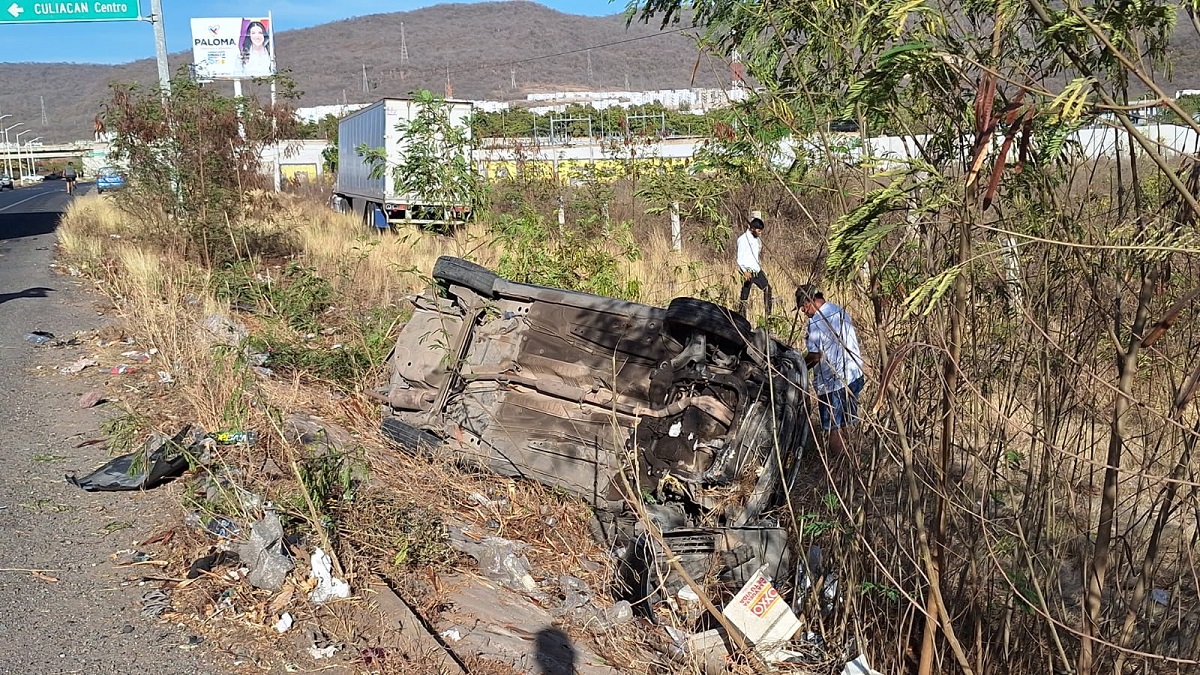 Choque y volcadura en La Costerita de Culiacán deja solo daños materiales