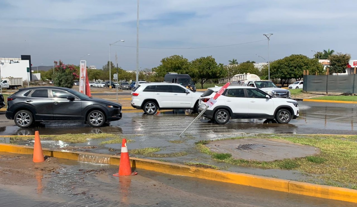 Se forma riachuelo de aguas negras en La Marina, constructora rompió red de drenaje en la zona