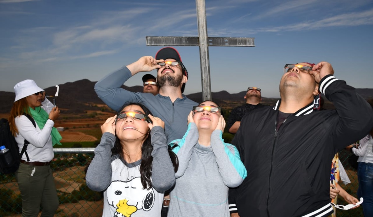 Disfrutan del eclipse de sol desde Cerro de la Cruz, en Mocorito