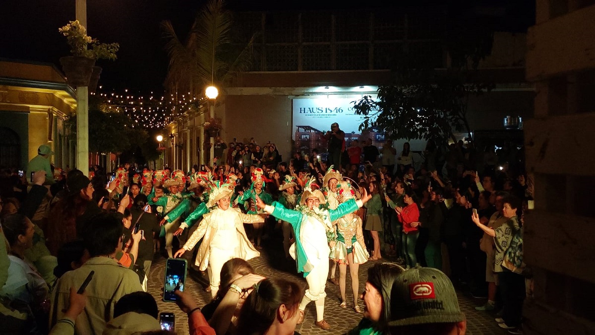 Con banda y sabor a Carnaval, se vivió al máximo la callejoneada alusiva al eclipse en Mazatlán