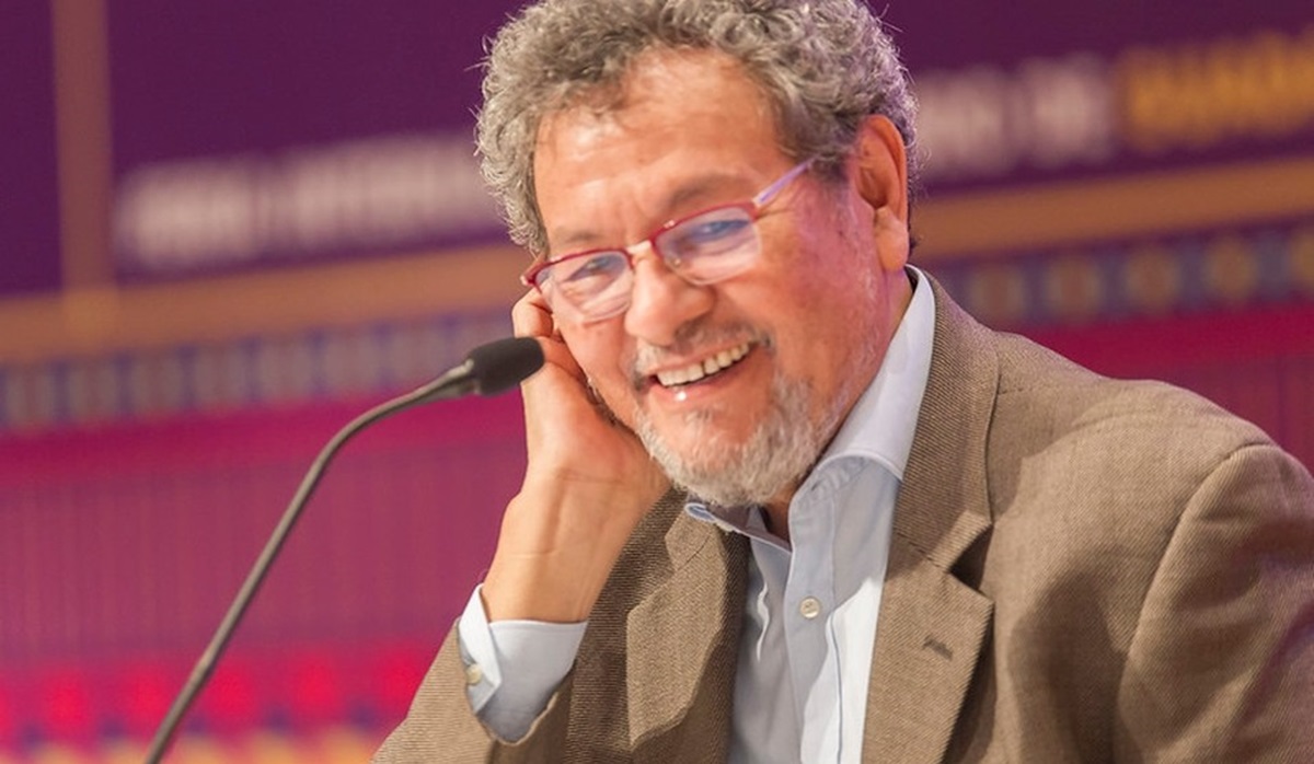 Un libro es un universo infinito que se nos ofrece: Élmer Mendoza