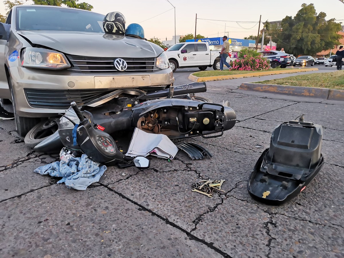 Padre e hija son embestidos por un vehículo en el sector centro de Los Mochis