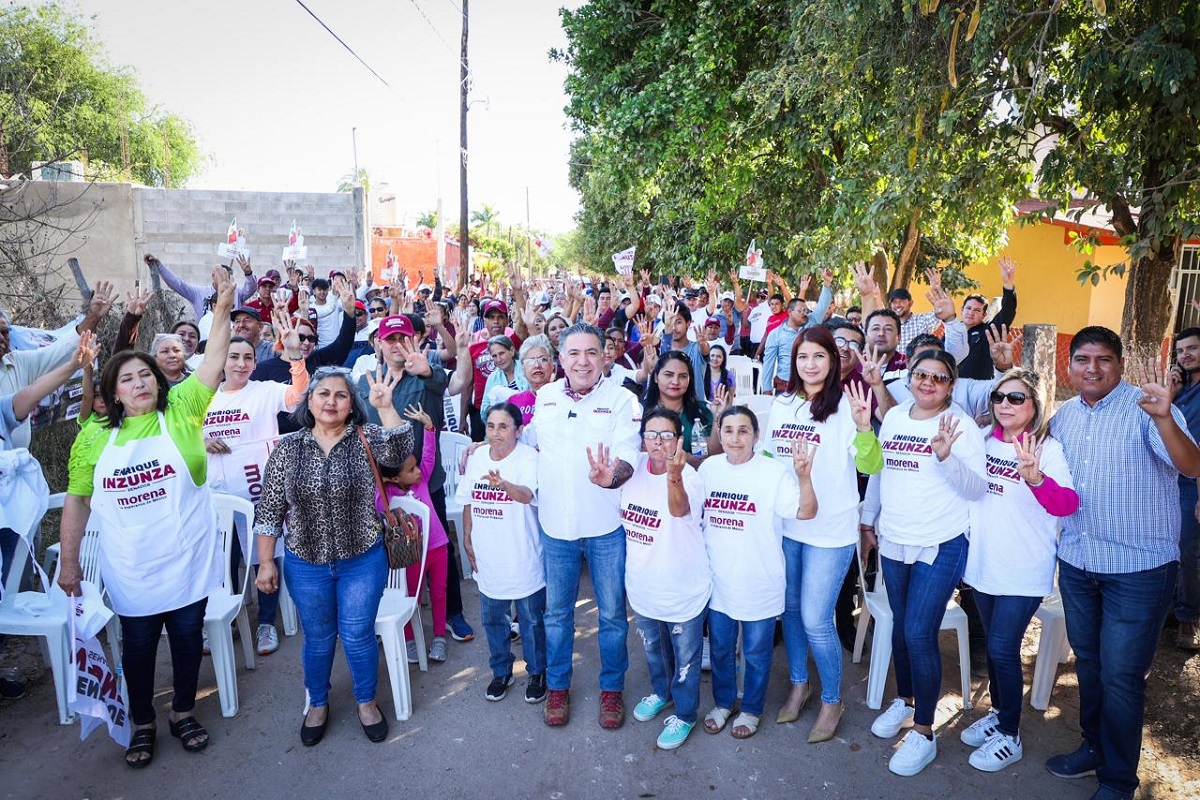 Enrique Inzunza visita El Fuerte para interactuar con la población y disfrutar del pan tradicional