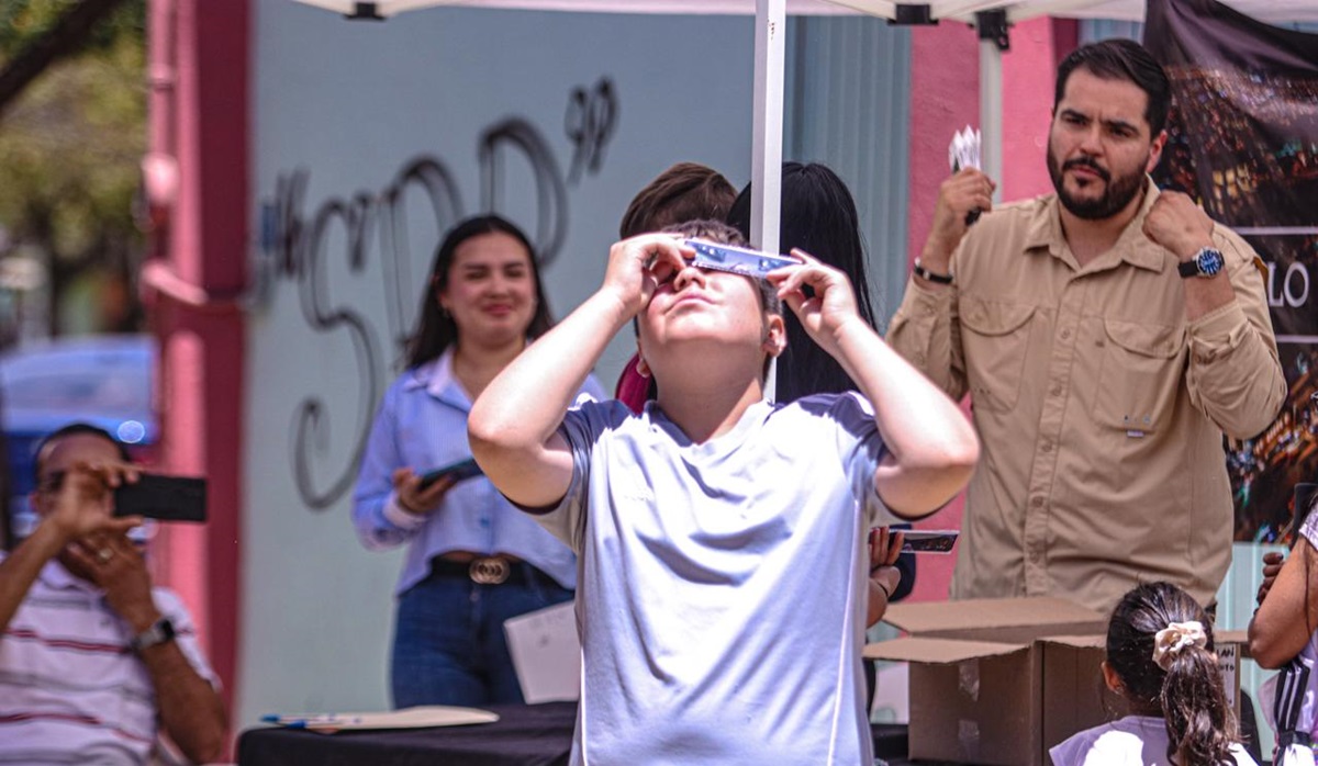En Mazatlán entregarán más de 150 mil lentes para ver el eclipse; 60 mil ‘volaron’ el primer día