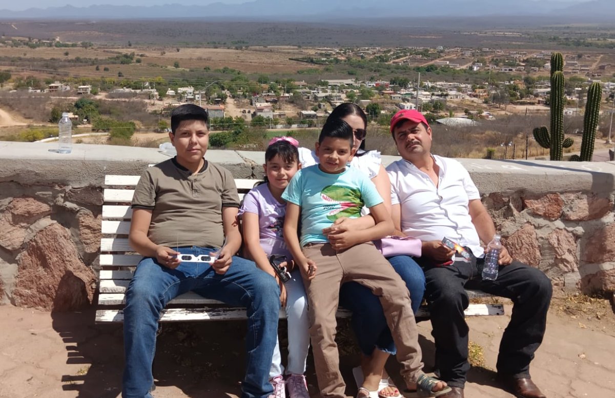 Familia sinaloíta crea un recuerdo inolvidable para sus hijos durante el eclipse solar en el cerro del Monje