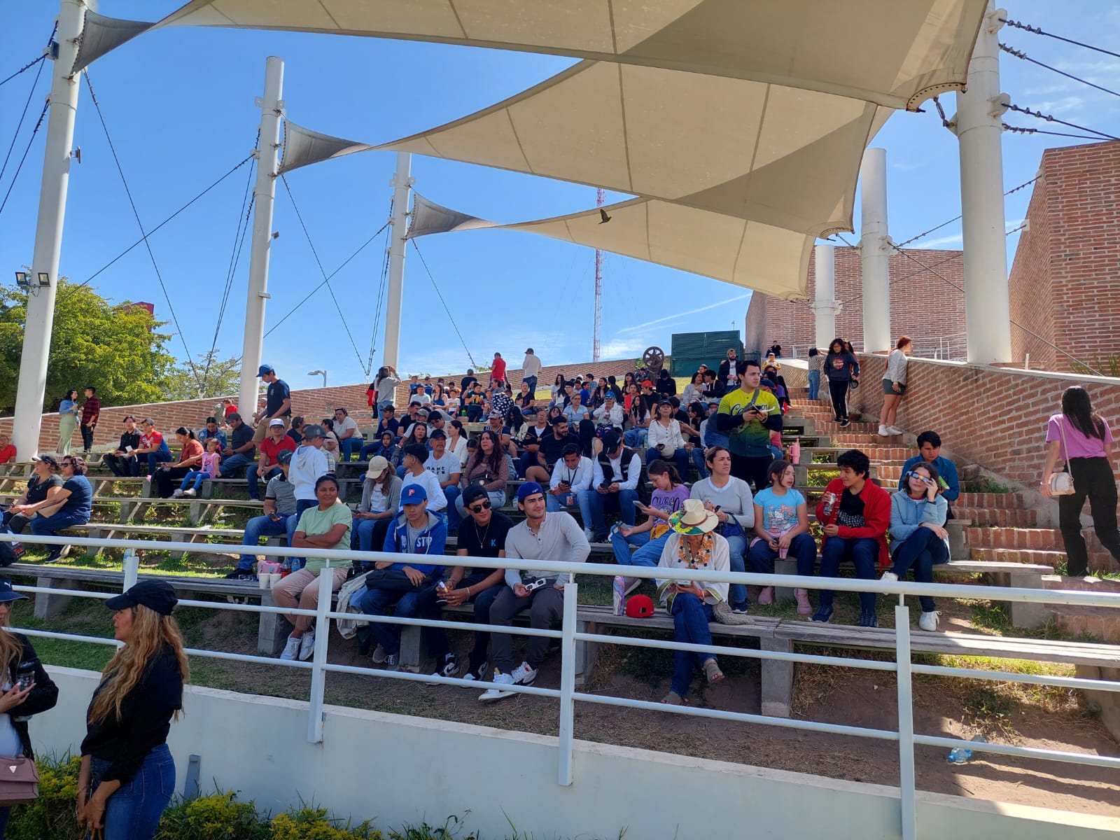 Denuncian venta de lentes regalados por Gobierno del Estado y municipio de Ahome para ver el eclipse solar