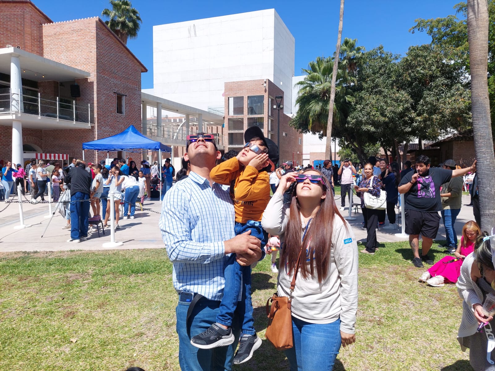 Familias enteras se reúnen en el Museo Trapiche Interactivo para observar el eclipse solar