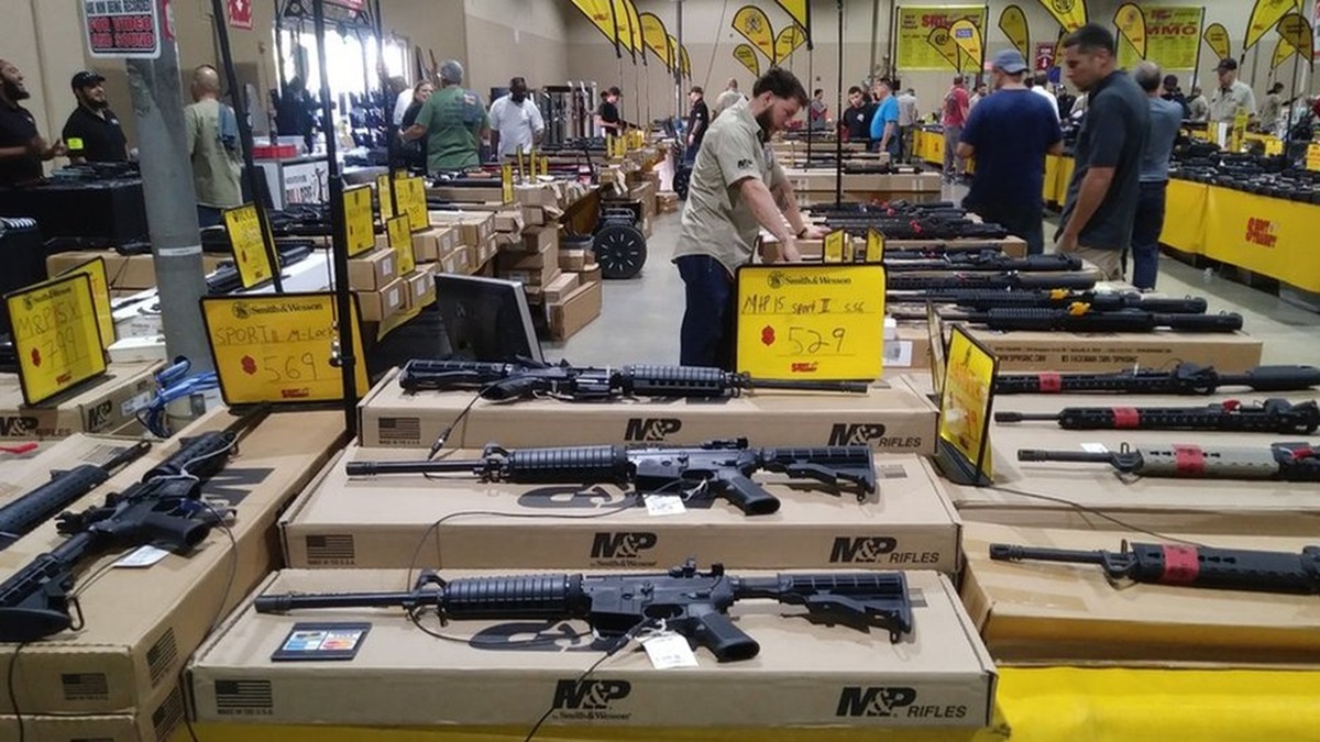 ‘Paso histórico’: Gobierno de Biden busca acabar con la venta de armas sin verificación de antecedentes, en EU