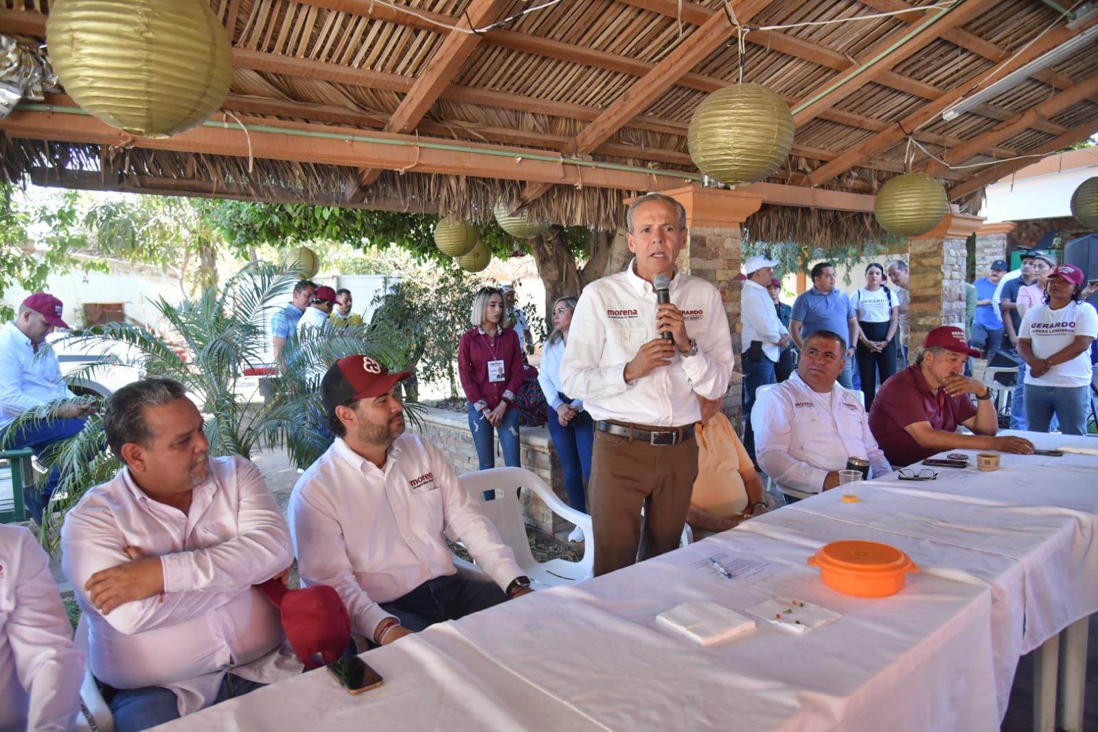 Gerardo Vargas se compromete en Higuera de Zaragoza a llevarles más pavimentación y mejores servicios