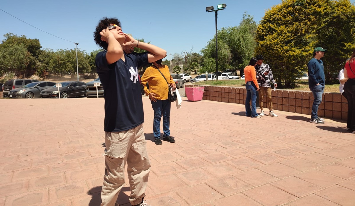 Guasavenses viven un ‘atardecer’ memorable en el eclipse solar 2024