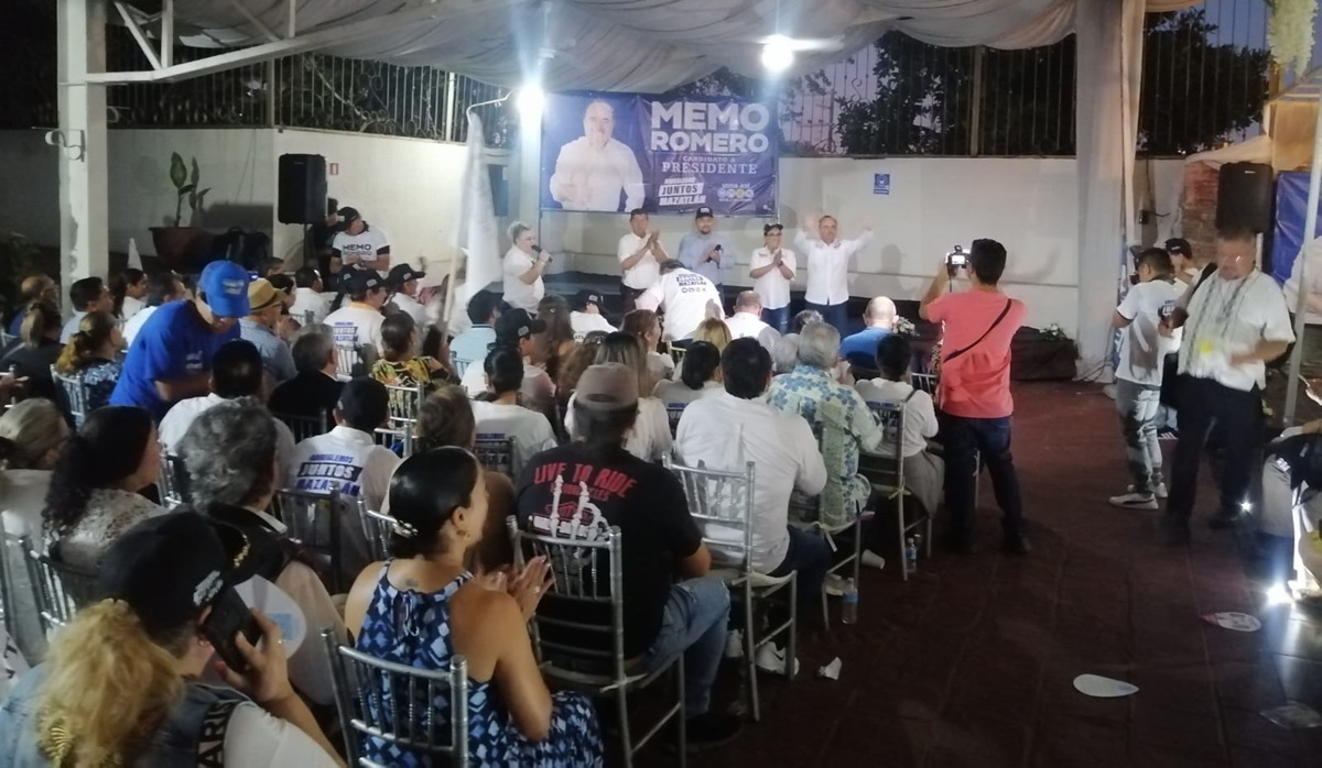 Memo Romero se reúne con vecinos del Centro de Mazatlán en su sexto día de campaña