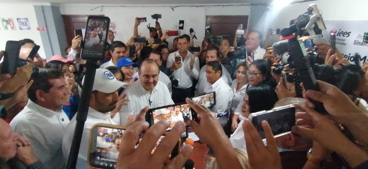 Acompañado de Marko Cortés, se registra Memo Romero como candidato a la alcaldía de Mazatlán