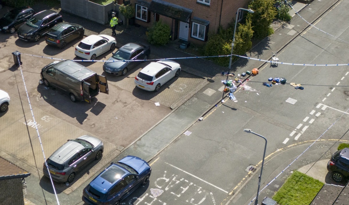 Con una espada, hombre mata a adolescente y deja 4 heridos, en Londres
