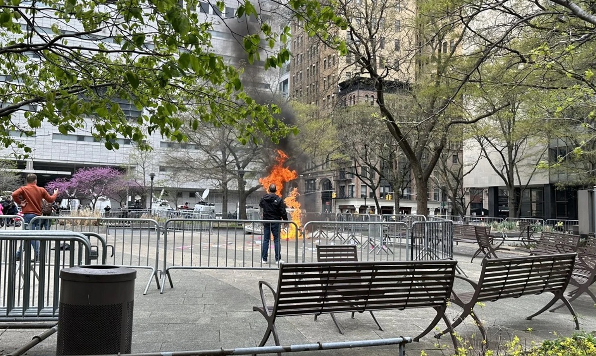 Video: Hombre se inmola frente a Tribunal donde se desarrolla juicio de Trump