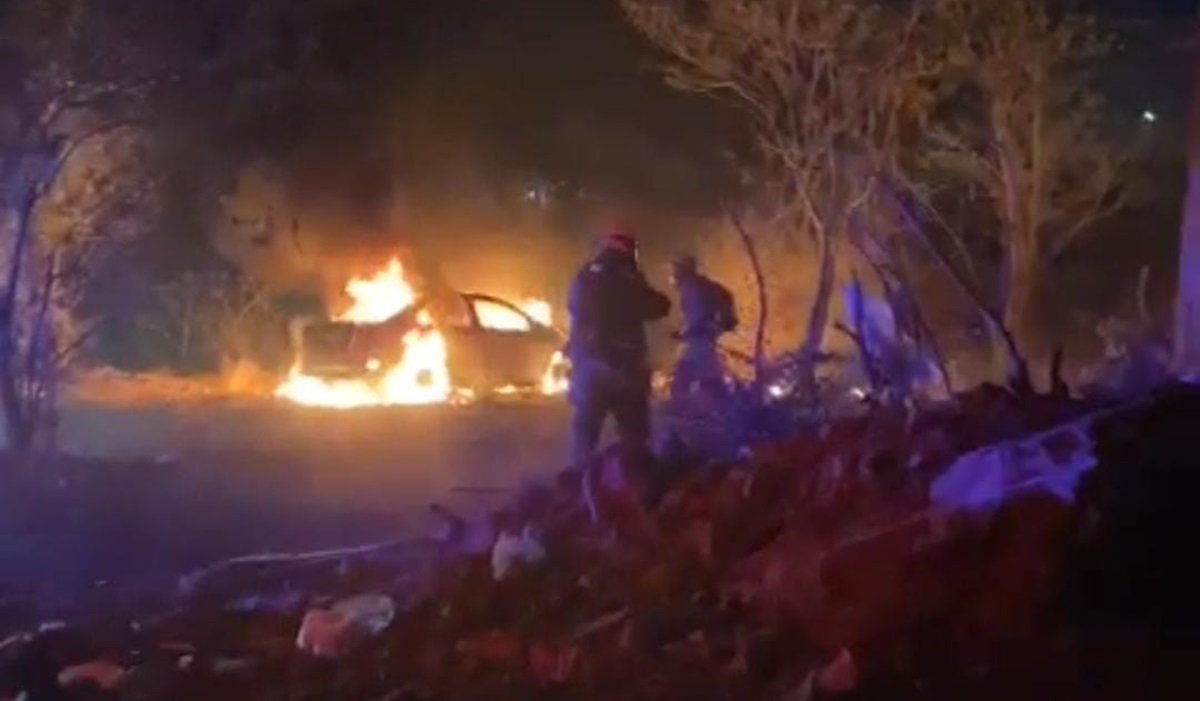 Queman automóvil despojado a mujer al sur de Culiacán