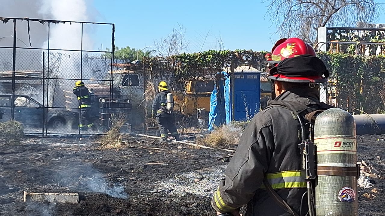 Incendio arrasa con terreno baldío y vehículos en Culiacán