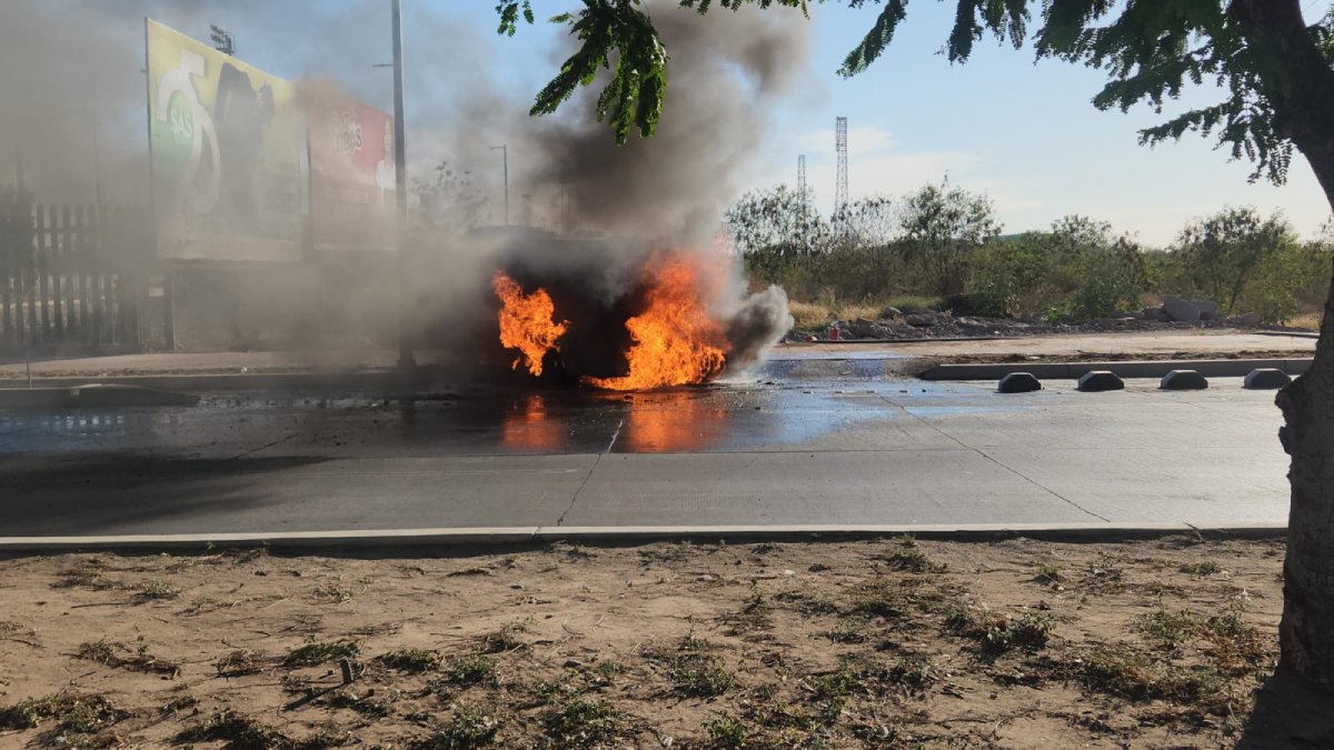 ¡Se quema el dinero! 🔥💵 Se incendia camión blindado de valores, en Culiacán