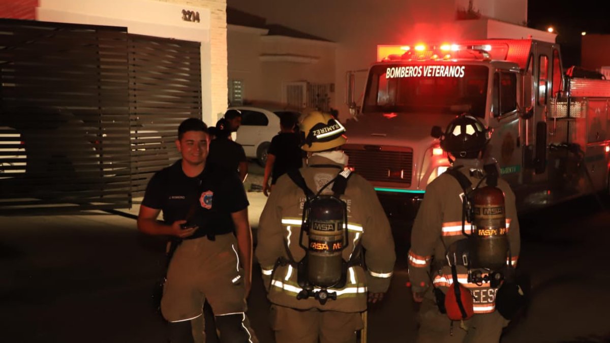 Bomberos apagan incendio en casa de Real Pacífico en Mazatlán