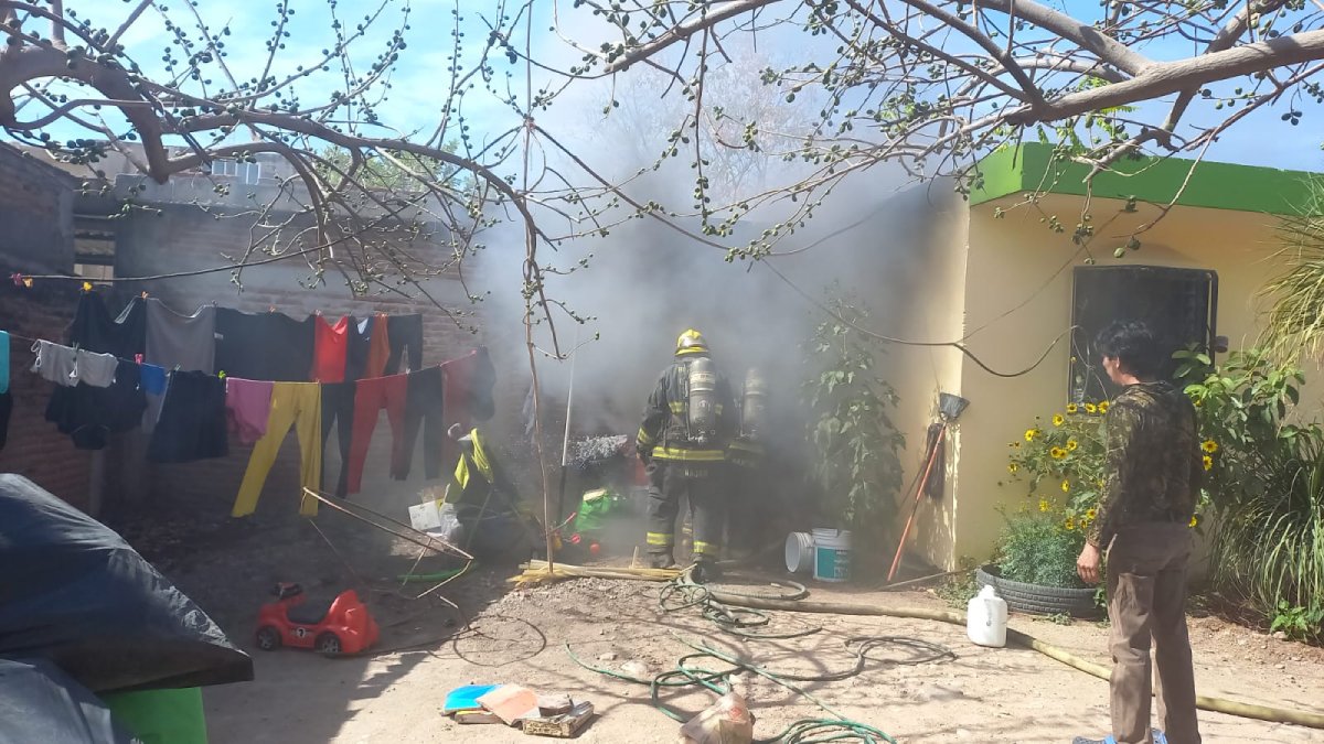 Daños materiales deja incendio en casa habitación de la colonia Antonio Toledo Corro de Culiacán
