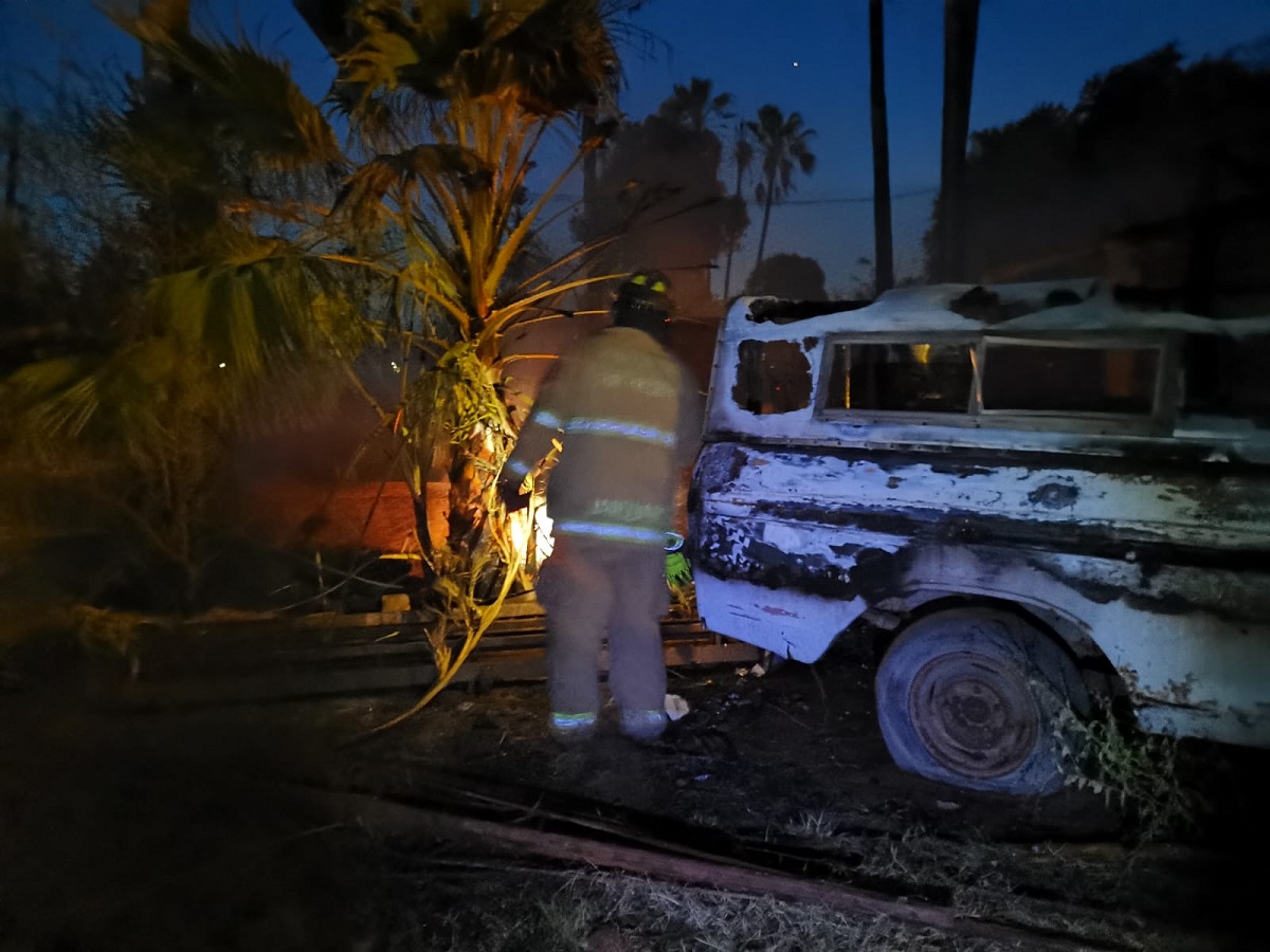 Incendio en Charay, El Fuerte arrasa con vehículos y maquinaria agrícola