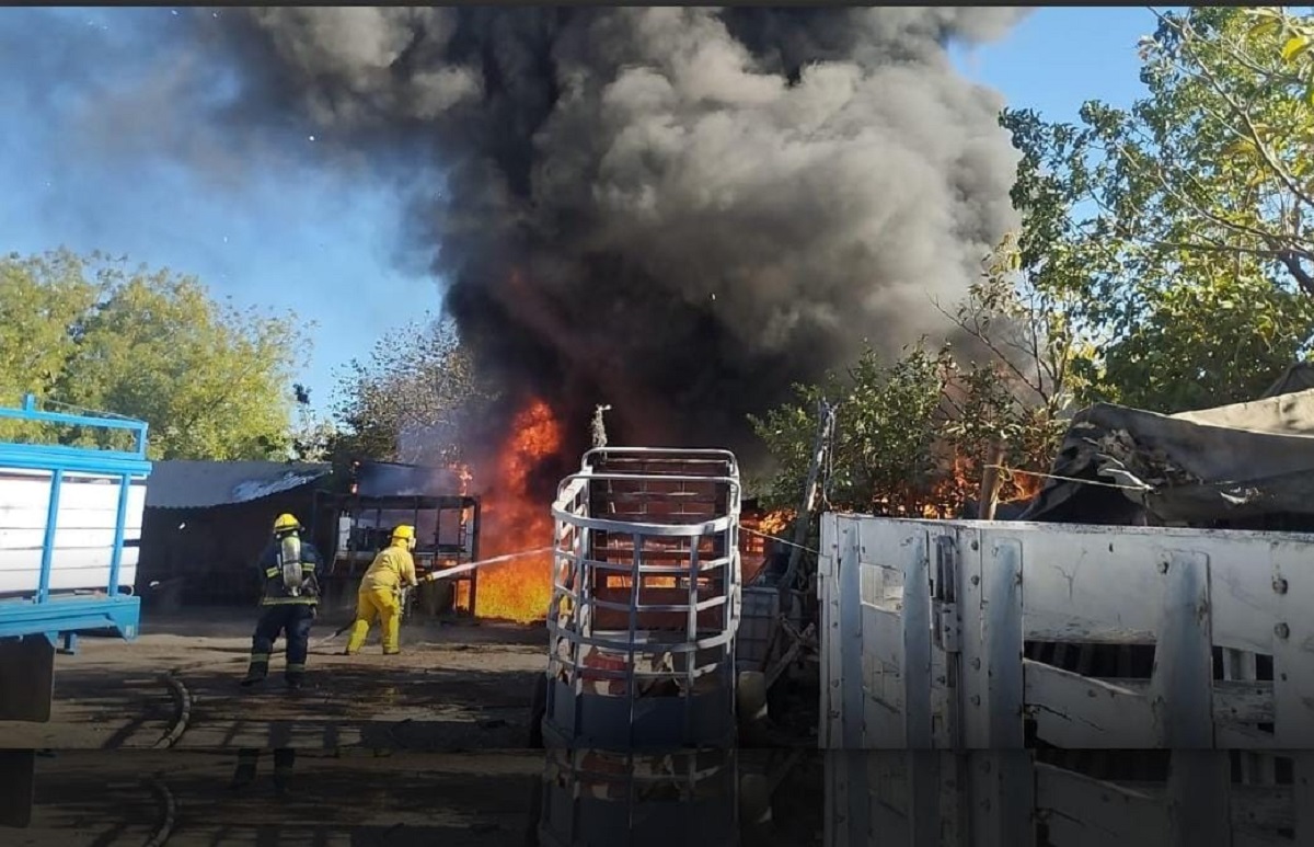 Una camioneta y unas jabas terminan incendiándose en un domicilio de Escuinapa