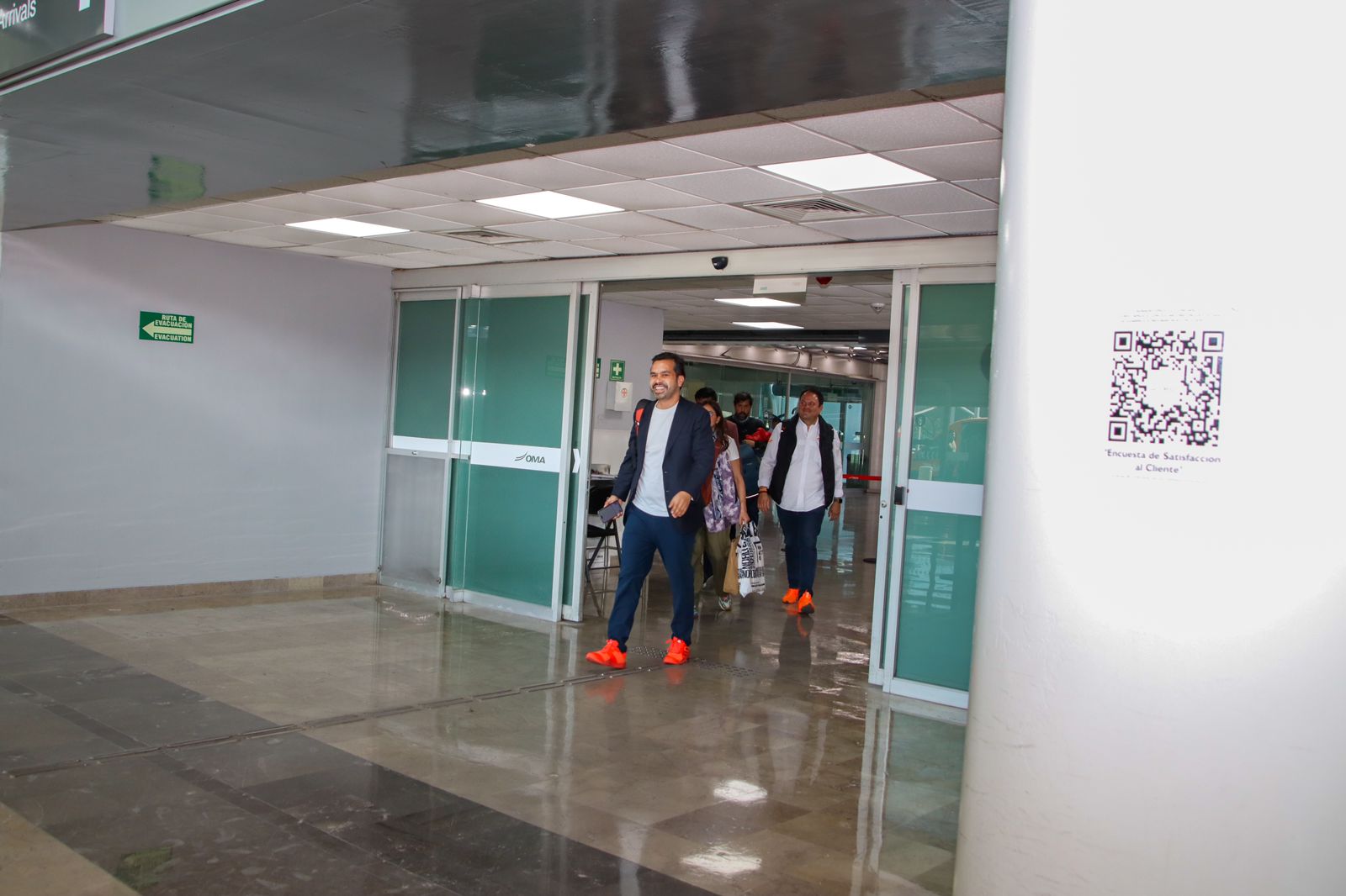 Tenis ‘fosfo, fosfo’ de Máynez llaman la atención de jóvenes sinaloenses