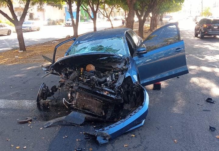 Joven choca contra un árbol en Las Quintas de Culiacán y queda prensado