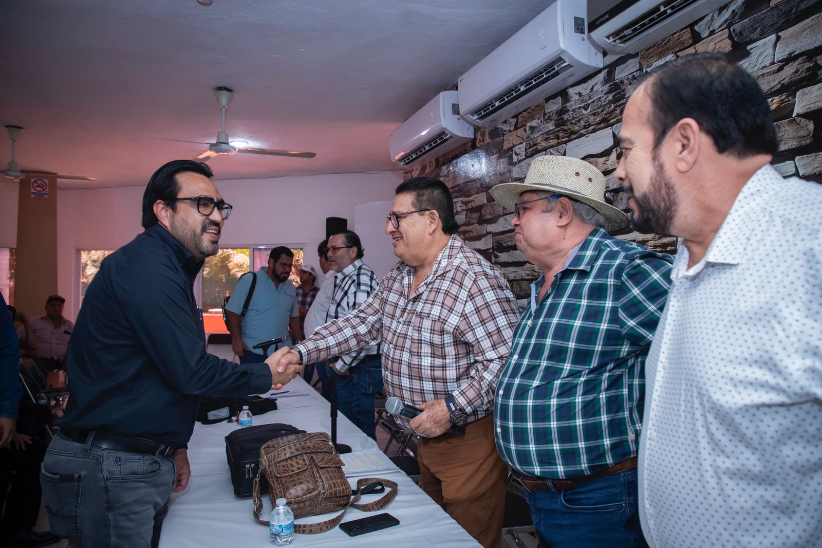 En pro de los transportistas, pavimentaremos mil calles más en Culiacán: Juan de Dios Gámez
