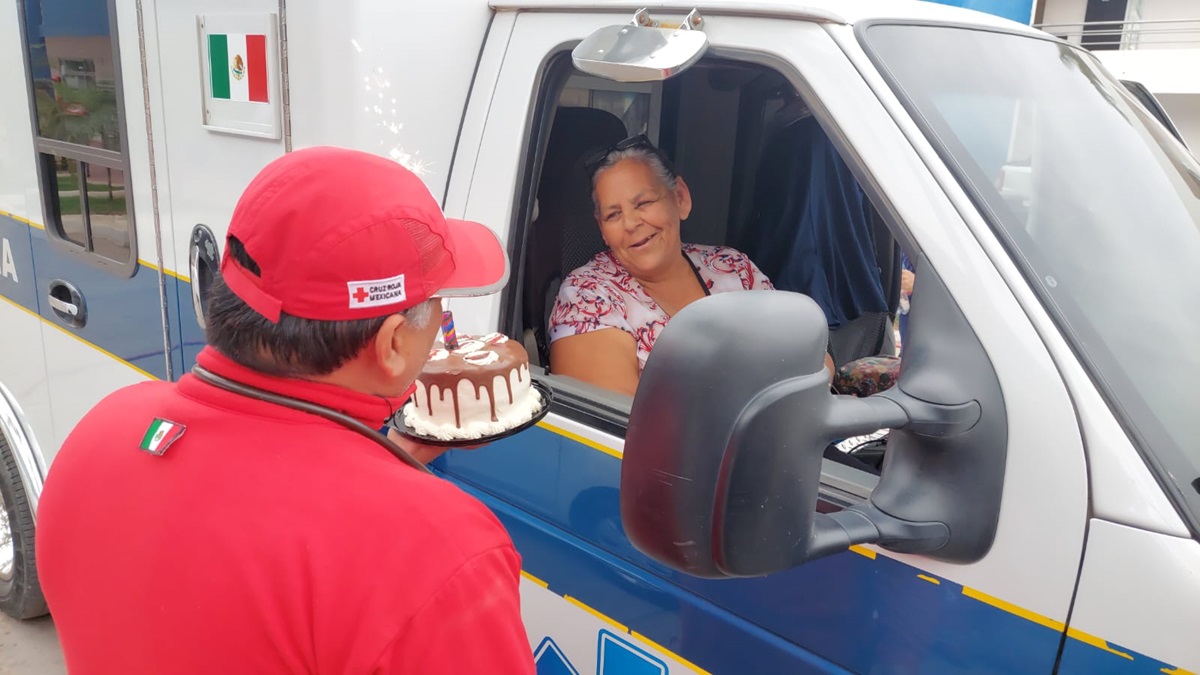 Juana sobrevive a camionazo en su cumpleaños; Cruz Roja Salvador Alvarado la despide con pastel