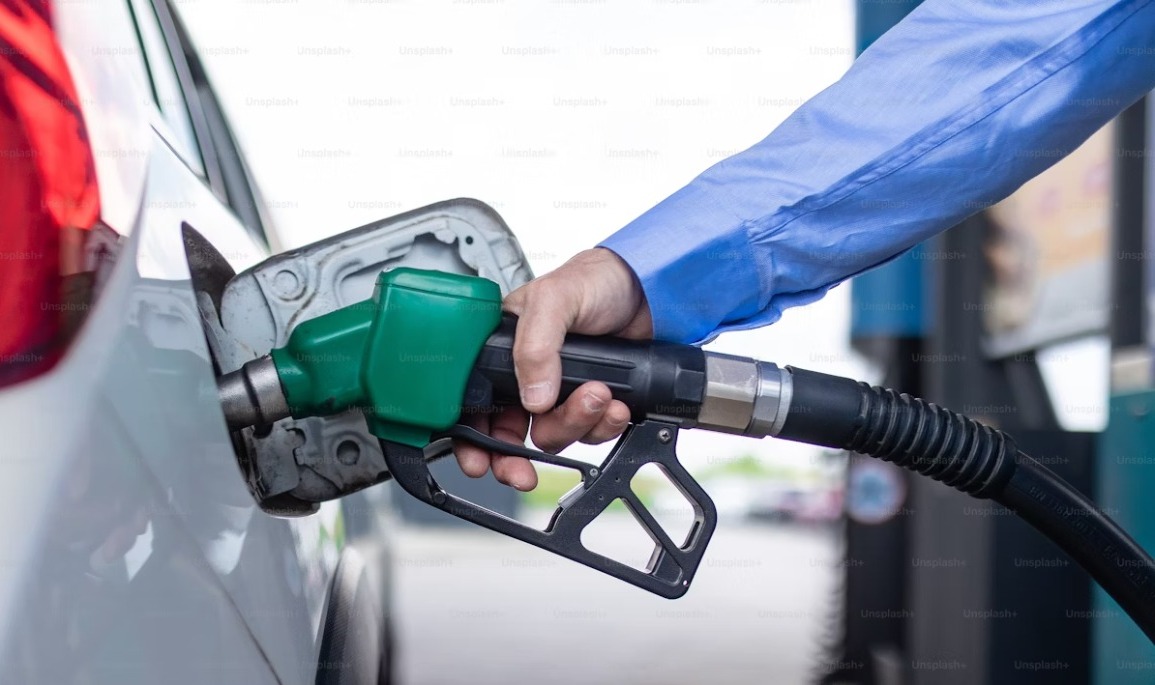 La gasolina está más cara y rinde menos; su precio pega duro, refieren automovilistas de Los Mochis