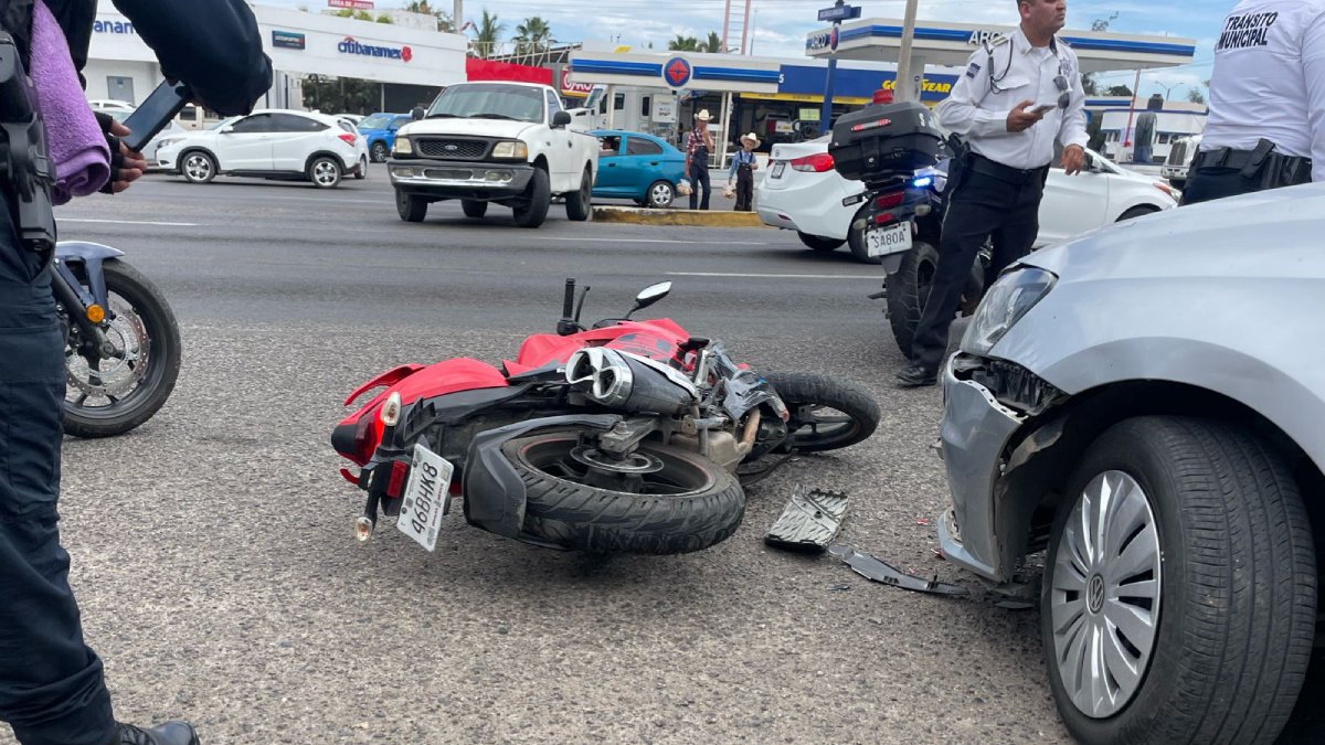 Dos personas resultaron lesionadas luego de un choque entre motocicleta y vehículo en Mazatlán