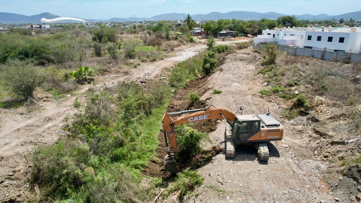 Se anteponen a las lluvias en Mazatlán, para evitar inundaciones limpian canales