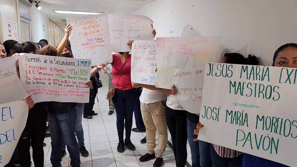 Madres de familia de Jesús María se manifestaron en la SEPyC