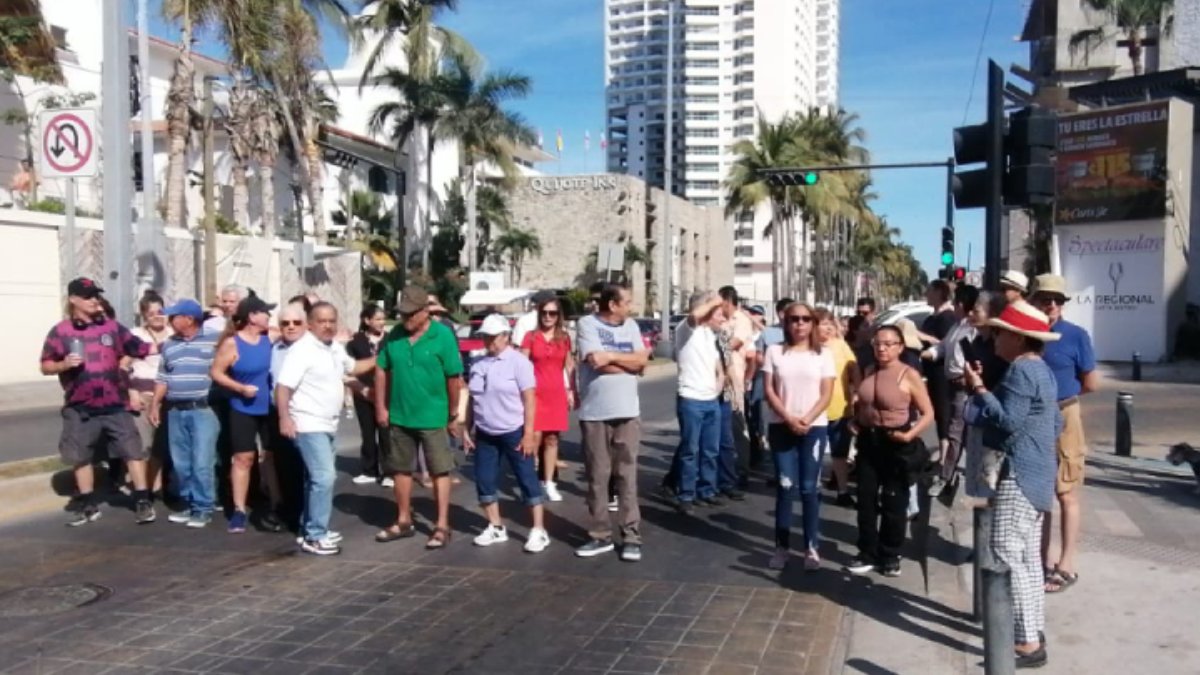 Se manifiestan vecinos del fraccionamiento Sábalo Country