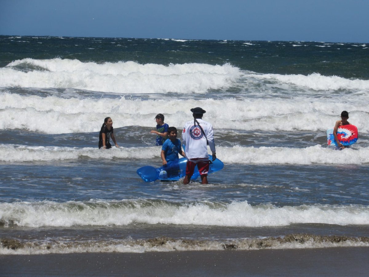 ¿Irás a la playa este fin en Mazatlán? El mar de fondo estará de regreso con olas de hasta 10 pies de altura