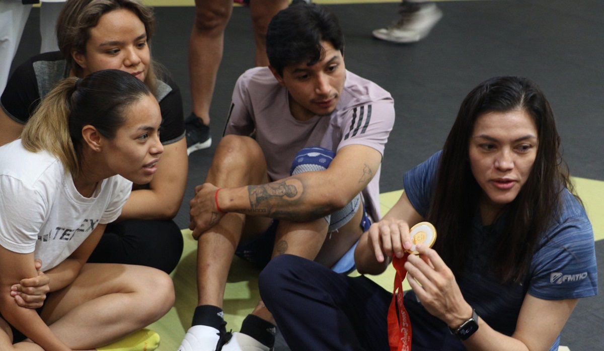 ¡Motivación! María del Rosario Espinoza muestra sus medallas olímpicas a selección de parataekwondo