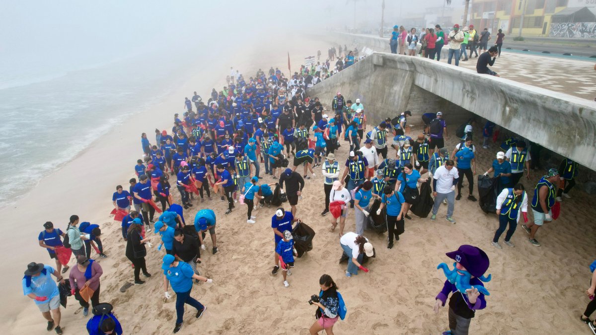 Con limpieza de playas, mazatlecos conmemoran el Día de la Madre Tierra e invitan a cuidarlas