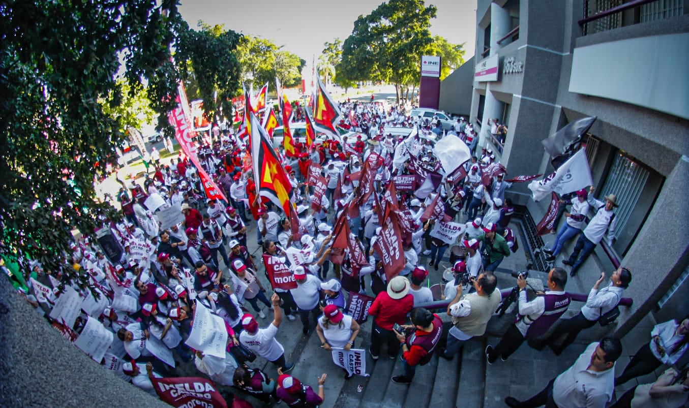 Simpatizantes de partidos inundan INE durante el debate al Senado