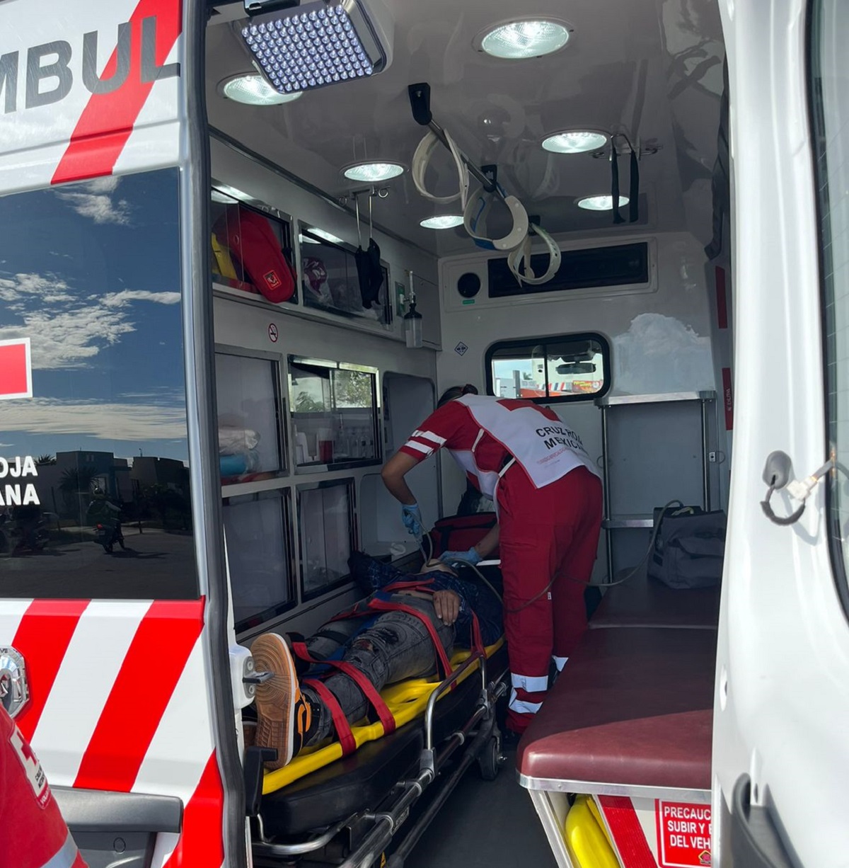 Joven motociclista ingresa al HG de Los Mochis tras sufrir accidente