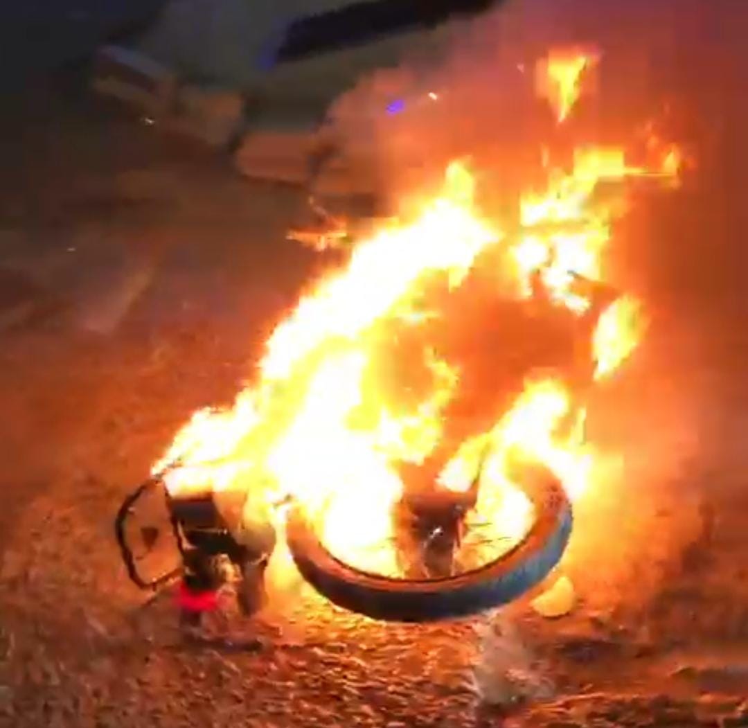 Motociclista queda grave al ser arrollado en Culiacán; la moto se incendia en su totalidad