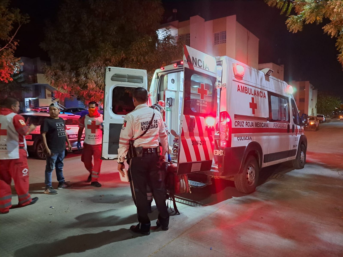 Motociclista se fractura un pie al caer en una obra en Culiacán