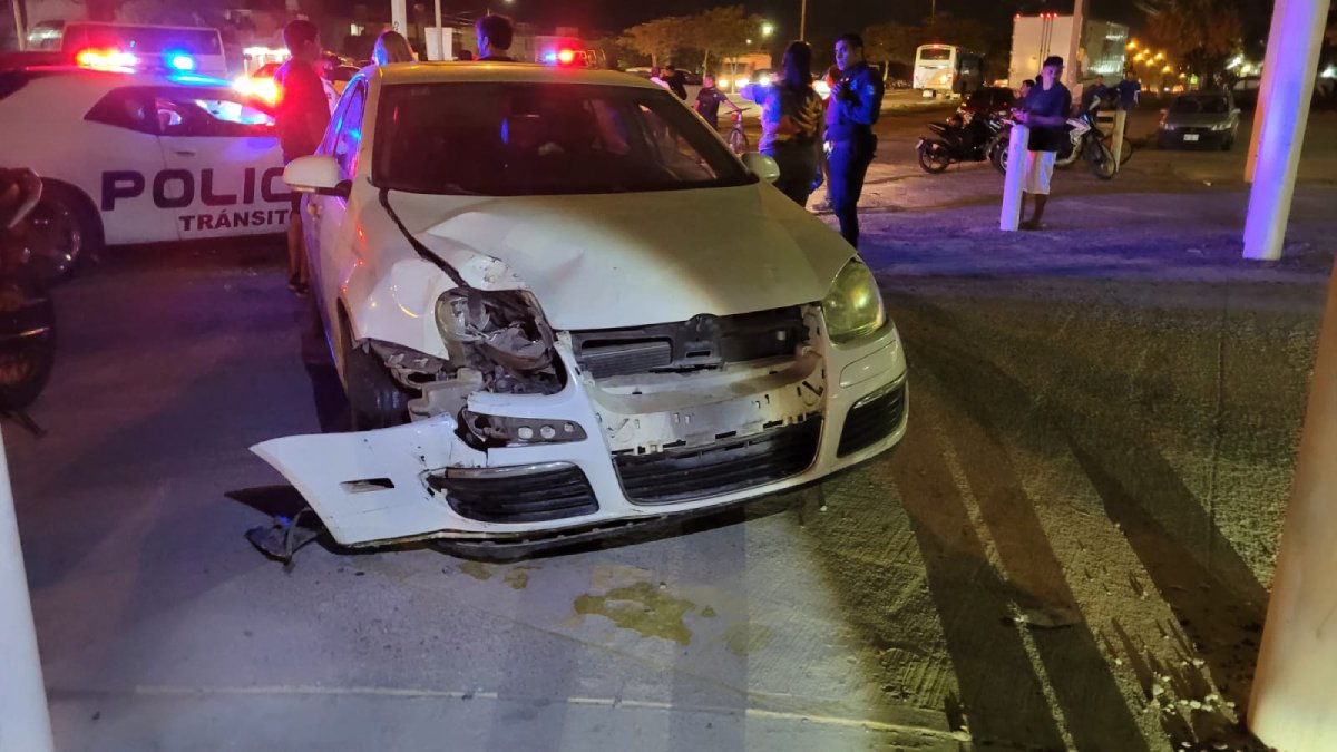 Motociclista se impacta contra un automóvil en Mazatlán