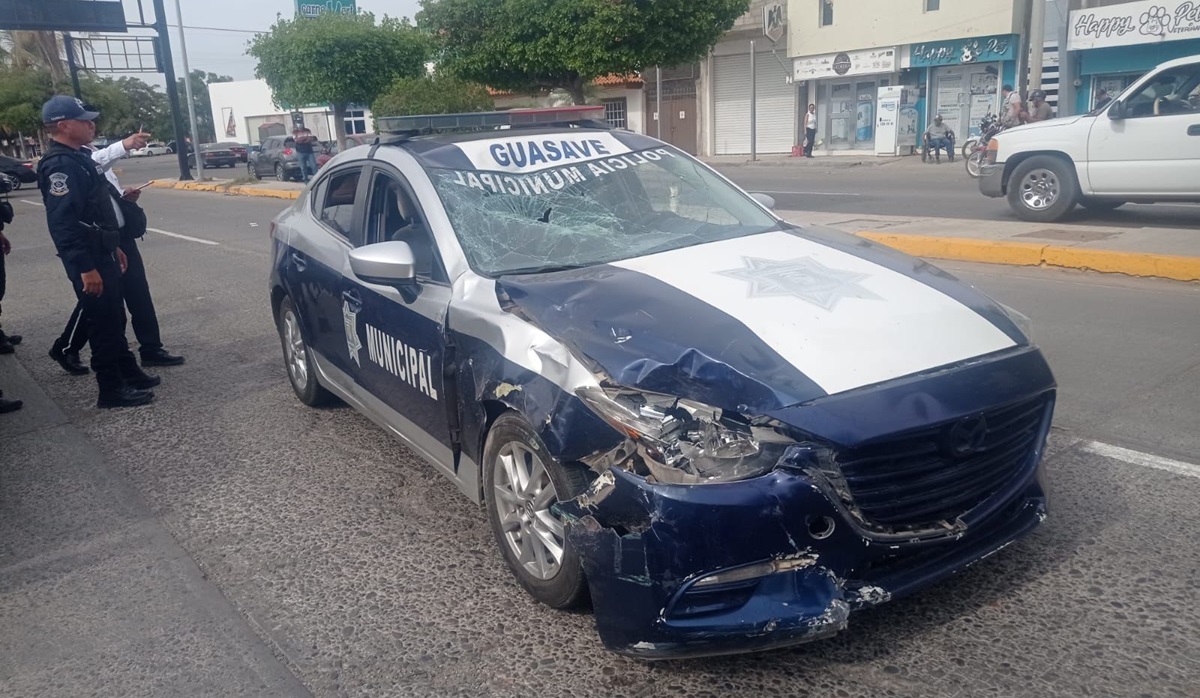Patrulla impacta a motociclista que se pasó la luz roja en Guasave