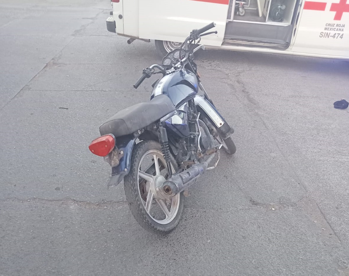 Dos motociclistas resultaron lesionados al ser embestidos por un auto en el centro de Guasave