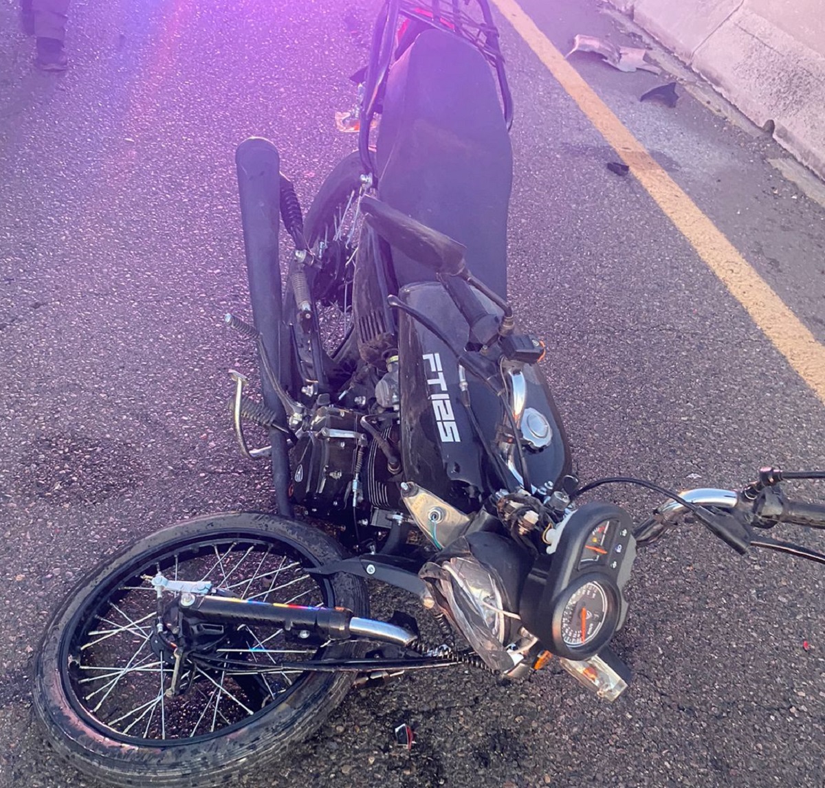Motociclista resulta lesionado al accidentarse sobre la México 15, en Guasave