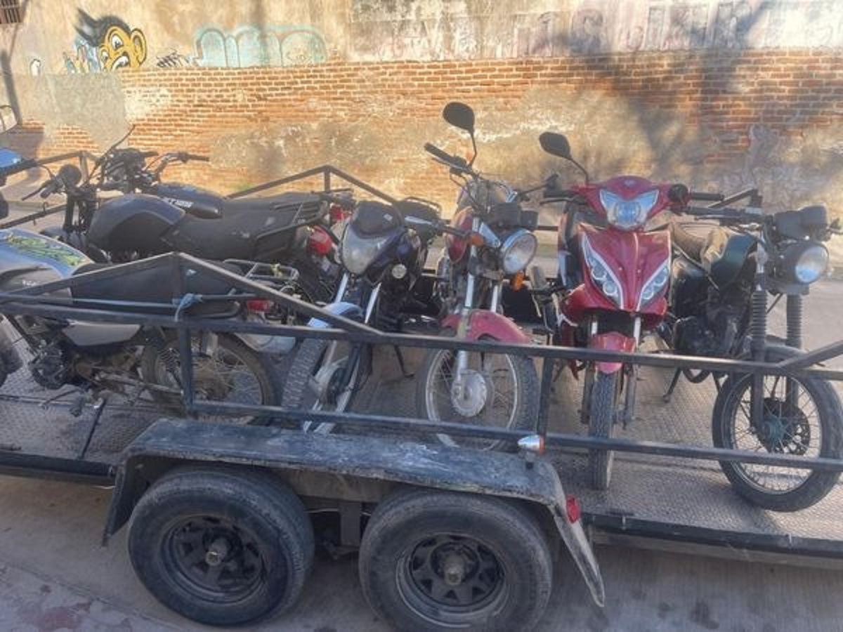 Agentes de Tránsito aplican sanciones a motociclistas que circulan de manera irregular en Villa Unión