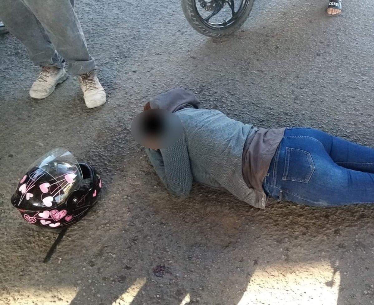 Socorristas atienden a motociclista lesionada en el puente del Conchi en Mazatlán